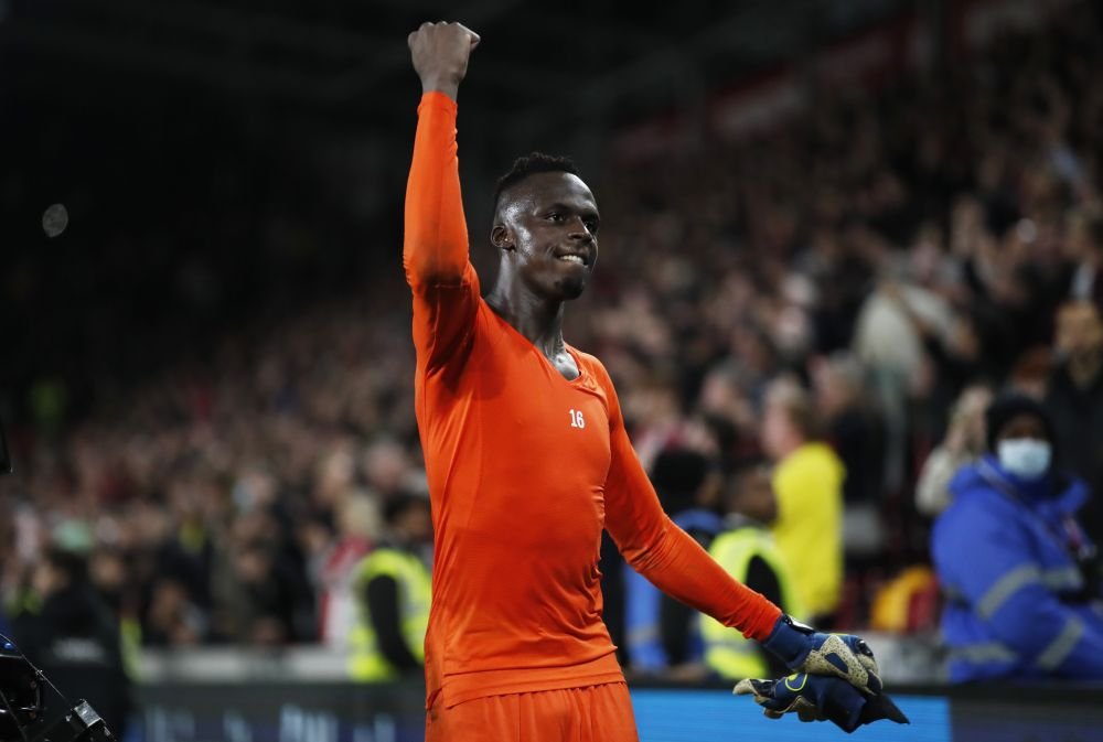 Chelsea stay top ahead of Liverpool and City, United stumble
