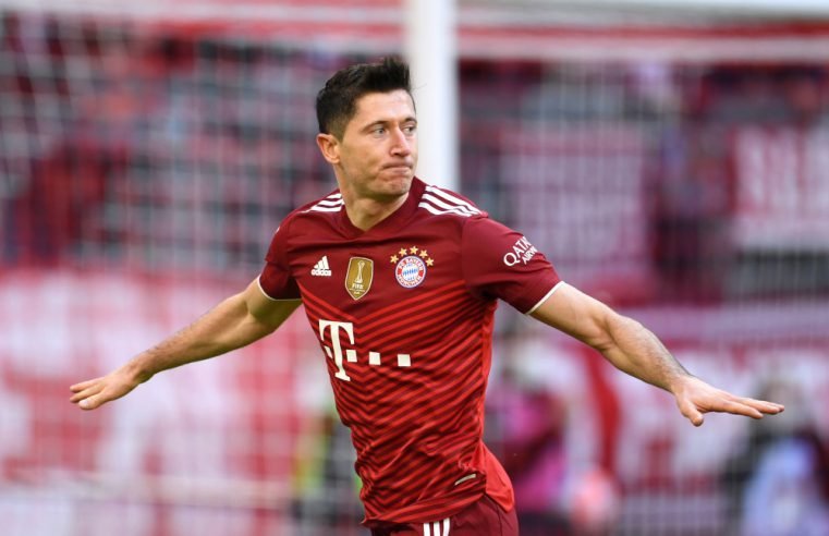 Lewandowski scores to keep Bayern top