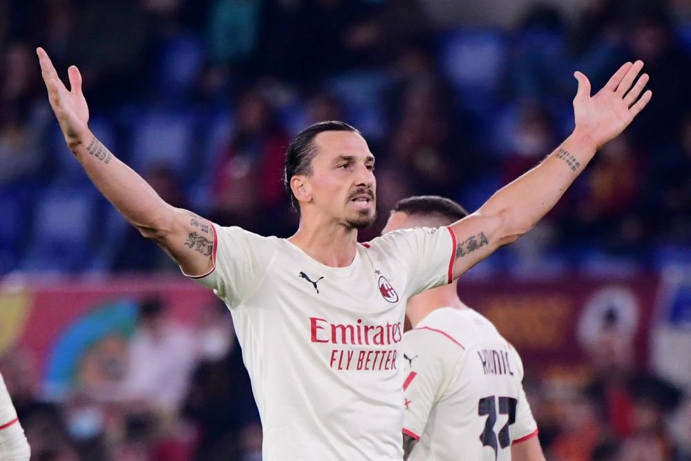 Ibrahimovic landmark keeps 10-man Milan in touch with Napoli