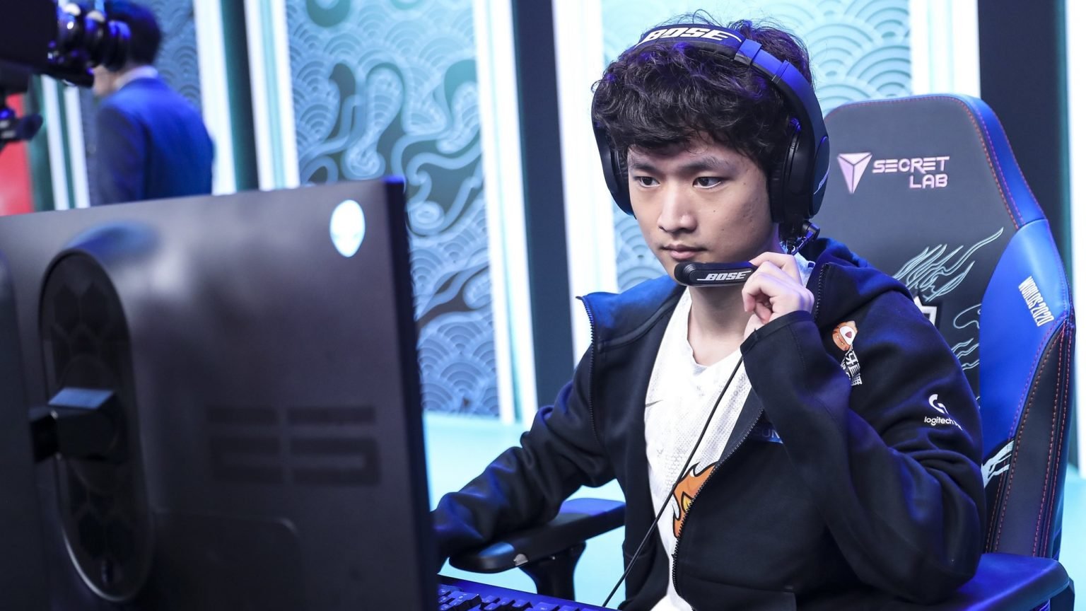 V5 dealt first loss of the split by Weibo Gaming’s Huanfeng