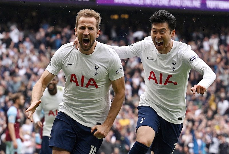 Kane penalty sends Spurs into top four with win over Burnley