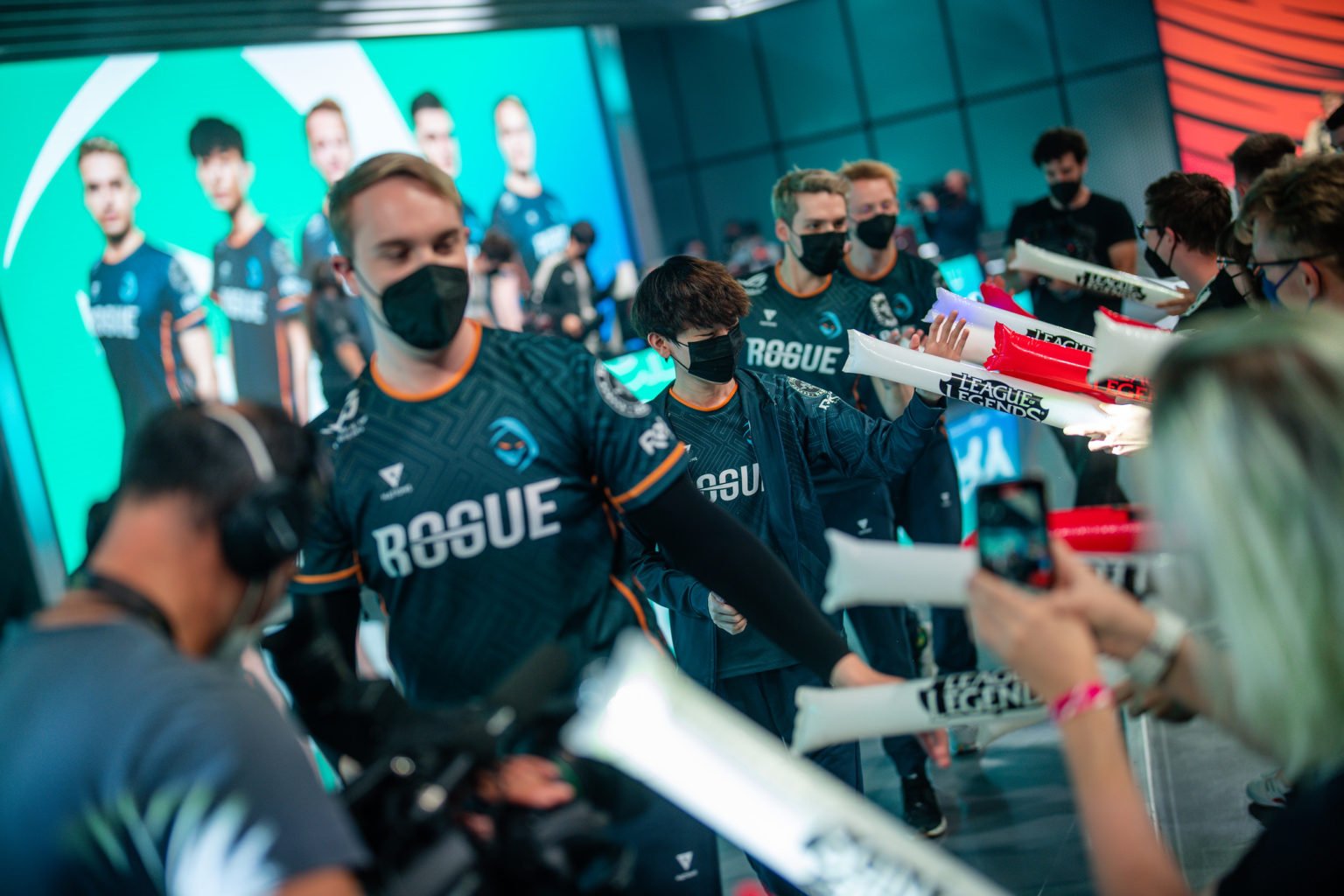 White-hot Rogue withstand stiff Fnatic challenge, extend win streak in 2022 LEC Summer Split