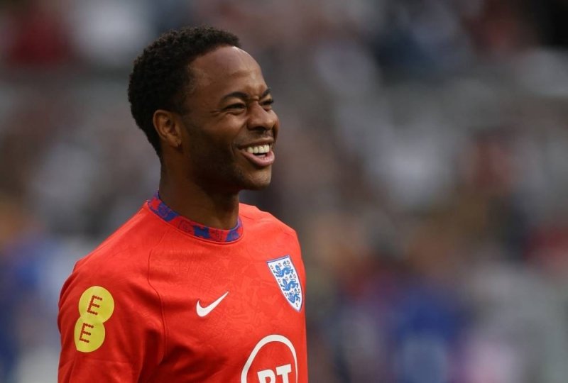 Chelsea to sign Sterling from Man City for up to £50m, say reports