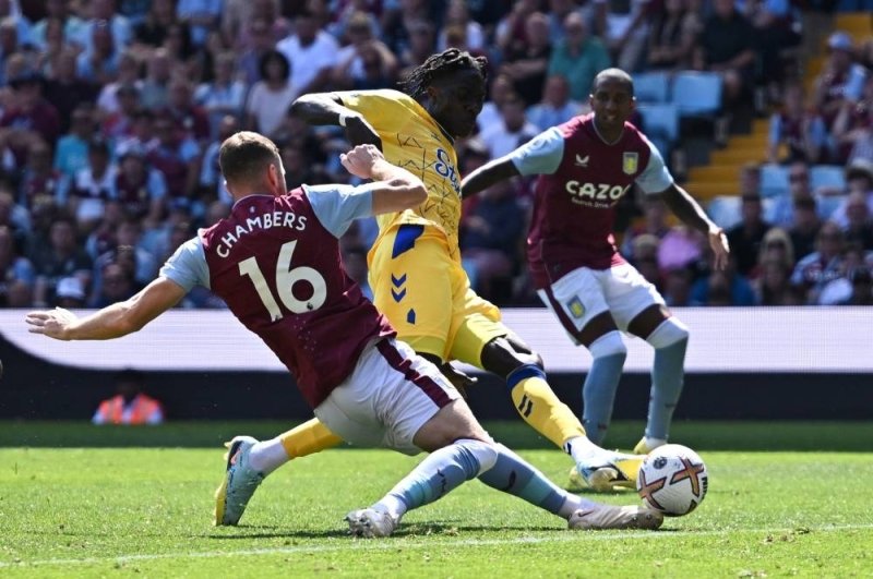 Fired-up Villa squeeze out 2-1 home win over Everton