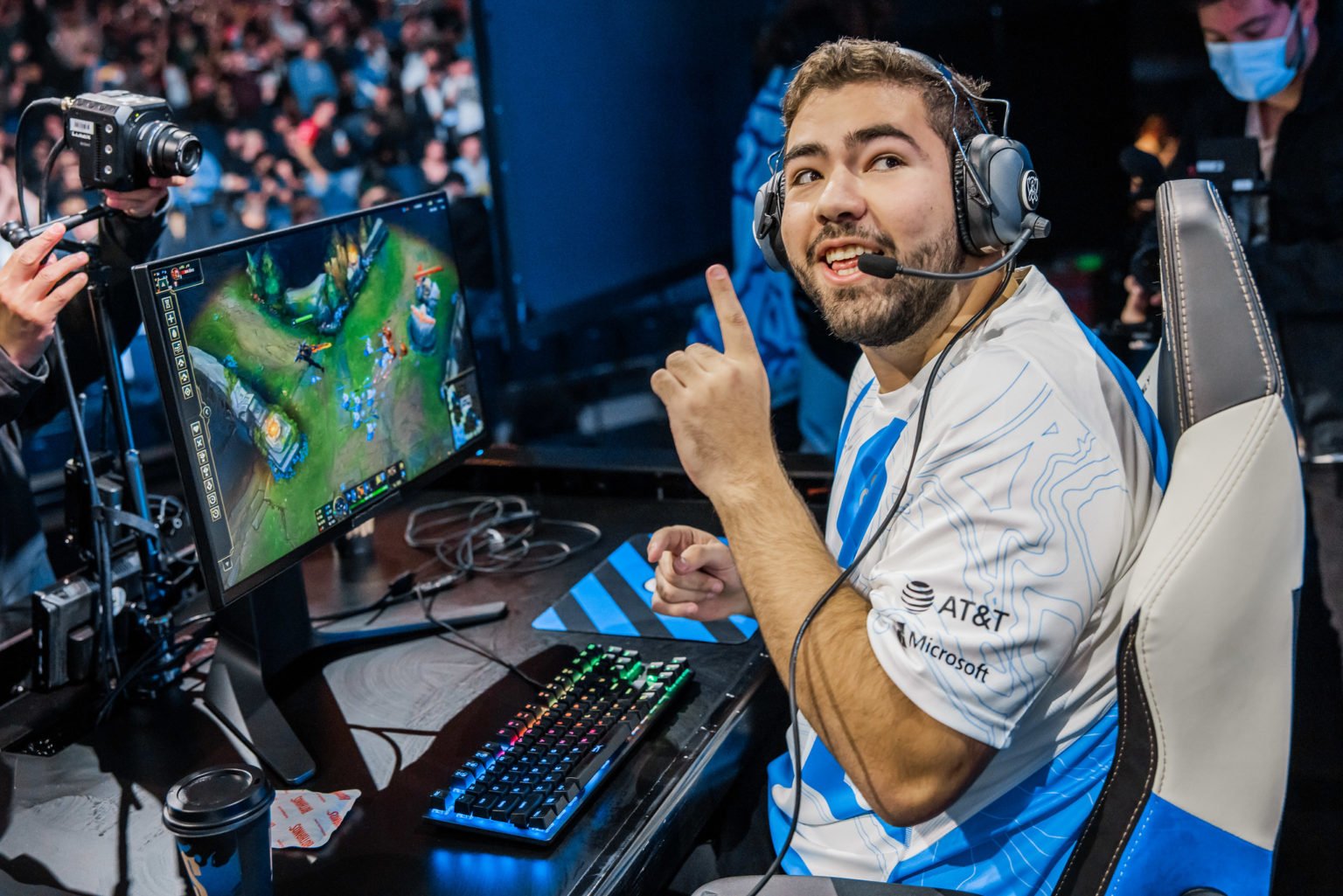 Winless no more: C9 secure NA’s first group stage victory at Worlds 2022