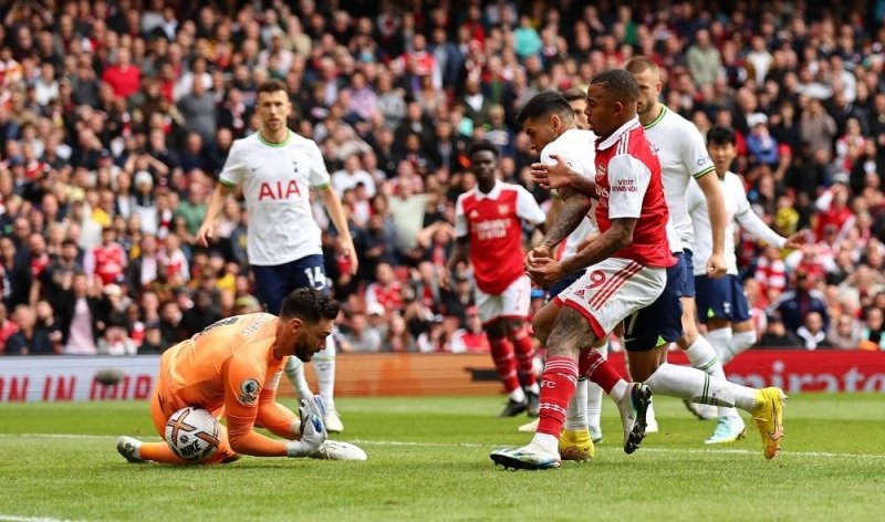 Arsenal stay top with derby win as Tottenham self-destruct