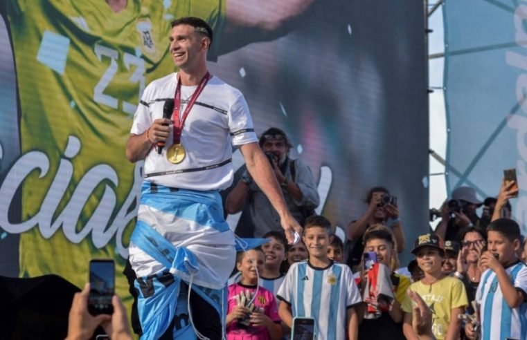 Argentine goalie Martinez gets a hero’s welcome in his home town