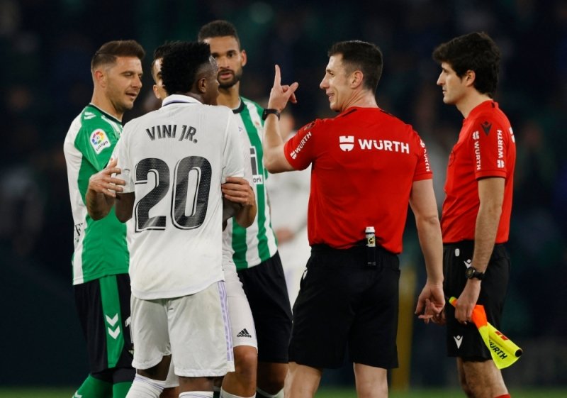 Real Madrid call board meeting to discuss Barcelona’s refereeing scandal