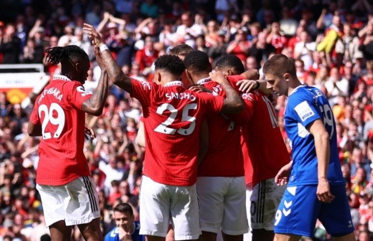 Man United climb back into third with 2-0 win over Everton