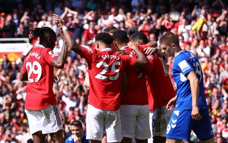 Man United climb back into third with 2-0 win over Everton