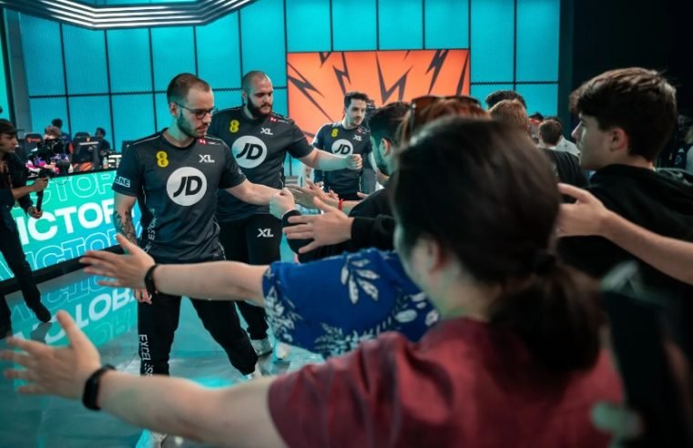 Zero to hero: LEC org celebrates first Finals qualification after dominant win over Fnatic