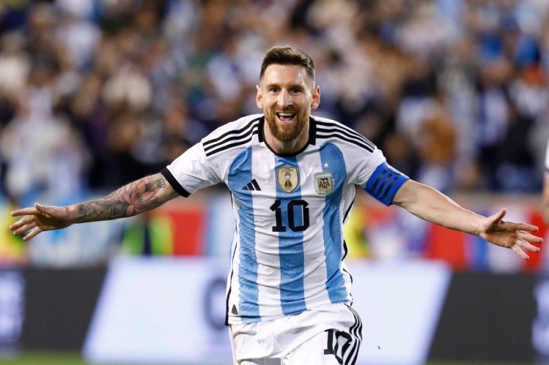 Lionel Messi signs contract with Inter Miami through 2025