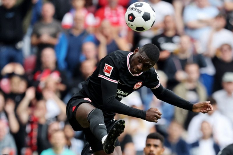 Frankfurt’s Kolo Muani skips training to force PSG move