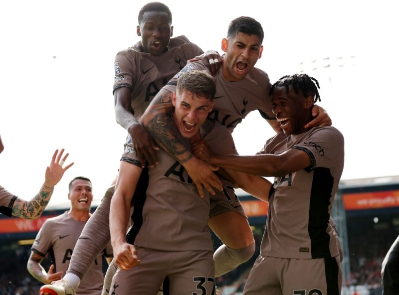 Ten-man Spurs top Premier League as Van de Ven sinks Luton