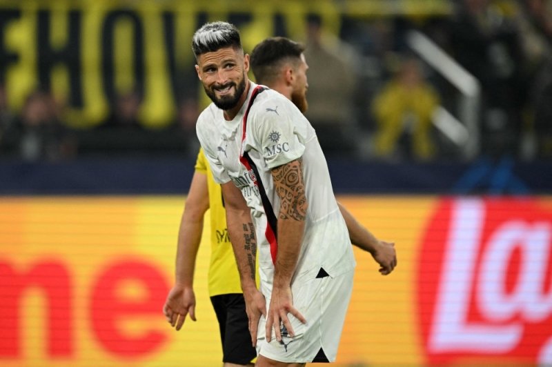 Milan make Giroud goalkeeper after Genoa heroics