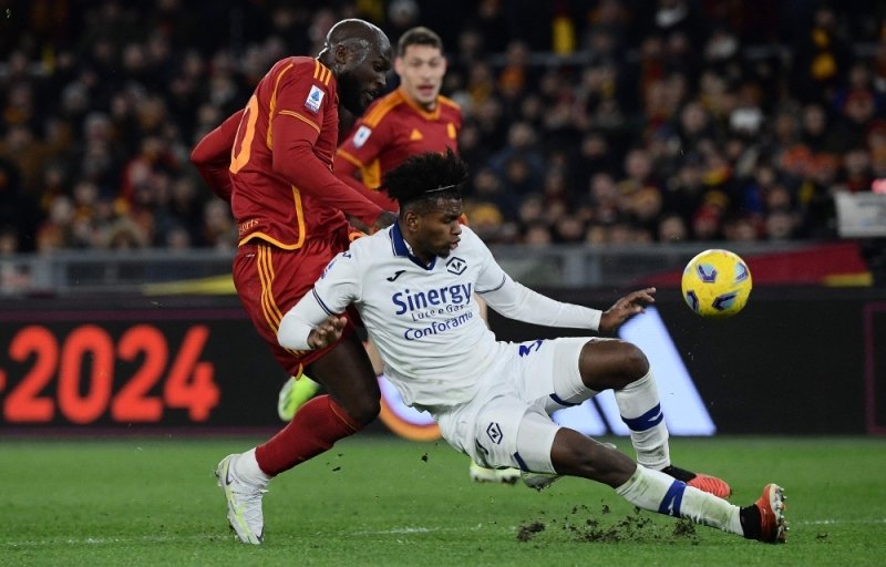 Roma begin life after Mourinho with win over struggling Verona