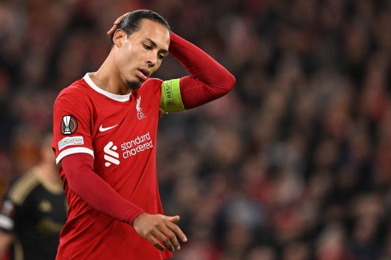 Van Dijk revels in pressure of Liverpool’s enduring feud with Man United