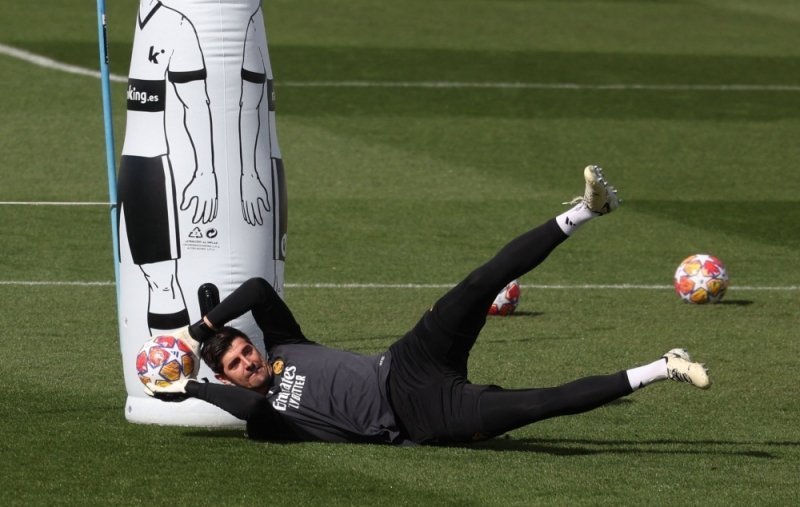 Real keeper Courtois undergoes successful surgery after meniscus tear